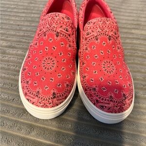 Women's Slip-On Canvas Shoes - Pink Paisley Pattern